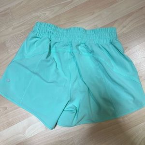 Lululemon Hotty Hot Rise Lined Short 4” in Pistachio- never worn